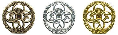 Drei Medaillen des DOSB in Bronze, Silber und Gold, umgeben von einem Lorbeerkranz.