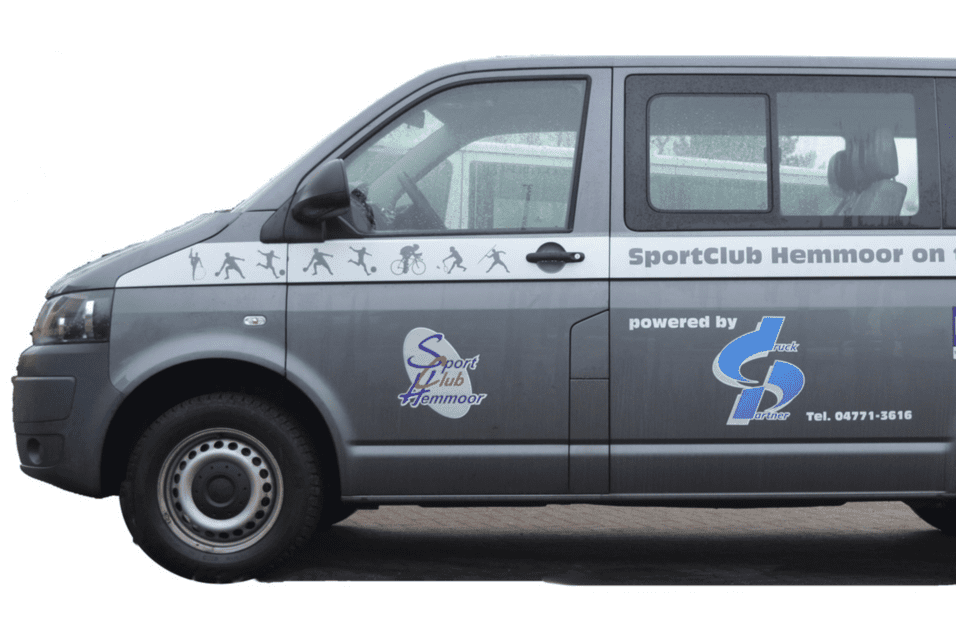 Seitenansicht eines grauen Transporters mit Aufschriften für den SportClub Hemmoor und Sponsorenlogos.