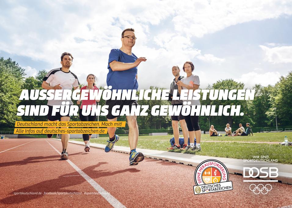 Inklusive Laufgruppe mit Läufer mit Prothese; zwei Personen beobachten am Rand. Schrift: „Außergewöhnliche Leistungen sind für uns ganz gewöhnlich.“